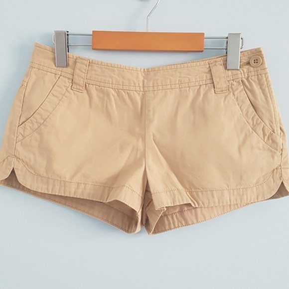 Old Navy midrise khaki shorts with dolphin hem - Picture 1 of 8